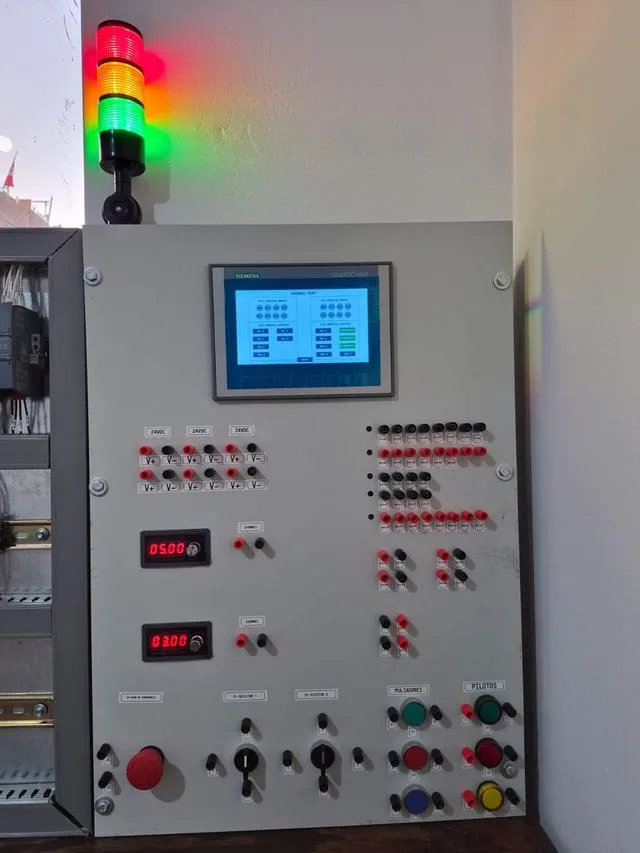Panel frontal del módulo: pantalla HMI Siemens KTP700, borneras banana, dos generadores de señal analógica, selectores, pulsadores, pilotos y parada de emergencia