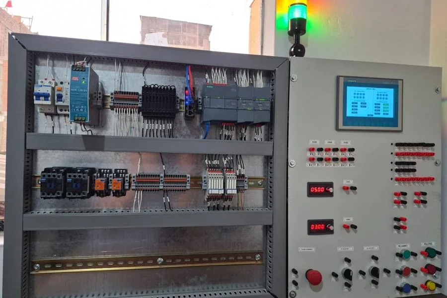 Tablero de entrenamiento abierto: PLC Siemens S7-1200 con módulos SM 1223 y SM 1234, contactores y relés industriales, borneras y fuente de 24 VDC